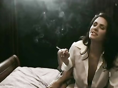 Брюнетка Nikki Loren любит покурить сигарету во время занятий сексом