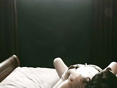 Брюнетка Nikki Loren любит покурить сигарету во время занятий сексом