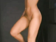 Красивая худая девушка голышом занимается бодибилдингом в зале