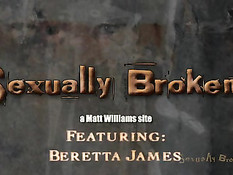 Мужик привязал женщину к секс машине и вставил свой член ей в рот