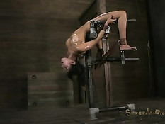 Мужик привязал женщину к секс машине и вставил свой член ей в рот