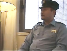 Голубые азиатские полицейские занимаются любовью в номере отеля