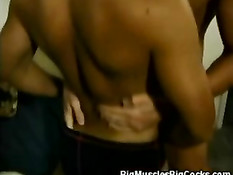 Два голубых парня занялись сексом после отдыха на пляже и купания