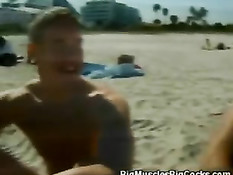 Два голубых парня занялись сексом после отдыха на пляже и купания
