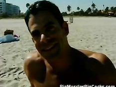 Два голубых парня занялись сексом после отдыха на пляже и купания