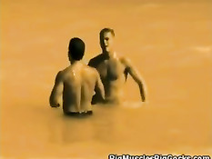 Два голубых парня занялись сексом после отдыха на пляже и купания