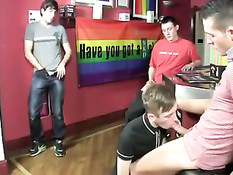 Компания молодых геев собралась в баре и занялась групповым сексом