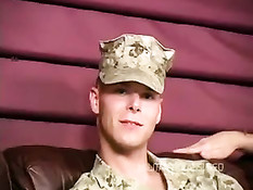 Компания из 6 армейских геев раздевается и дрочит на видеокамеру