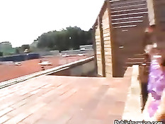 Мужик уломал встреченную на улице девчонку на бесплатный минет