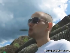 Парни встретили на лугу девчонку без трусиков и развели её на секс