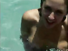 Рыжая русалка под водой сосёт и дрочит член пока мужик не кончает