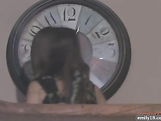 Симпатичная девка в розовых трусиках мастурбирует и ласкает грудь