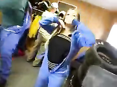 Порно актриса Julia Bond ебалась с парнем на стоянке гоночных машин