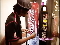 Негр дал сисястой мулатке пососать свой хуй и отодрал её на кровати