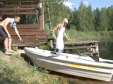 Во время прогулки на лодке блондиночка подрочила бойфренду член