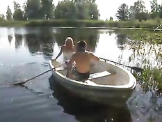 Во время прогулки на лодке блондиночка подрочила бойфренду член