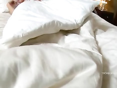 Проснувшись парень взял большой вибратор и возбудил им девчушку