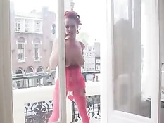 Девушка с красными волосами и красном белье любит анальные игры