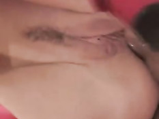 Девушка с красными волосами и красном белье любит анальные игры