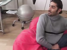 Девушка с красными волосами и красном белье любит анальные игры