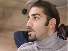 Девушка с красными волосами и красном белье любит анальные игры