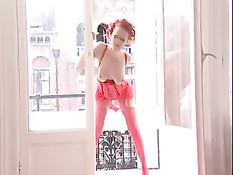 Девушка с красными волосами и красном белье любит анальные игры