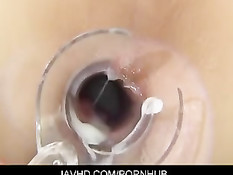 Kyoka Ishiguro стимулирует вибратором свой клитор и показывает анус