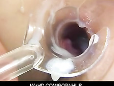 Kyoka Ishiguro стимулирует вибратором свой клитор и показывает анус