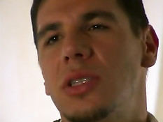 Рыжая мадмуазель Sophie Evans в старинном платье отсасывает господам