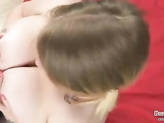 Сисястая толстушка Скарлетт мнёт свою большую грудь и сосёт член