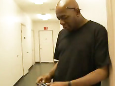 Мулатка Bella Moretti не растерялась и отсосала просунутый в дыру хуй