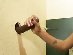 Мулатка Bella Moretti не растерялась и отсосала просунутый в дыру хуй