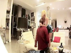 Грудастая блондинка делает минет, а любовник снимает это на камеру