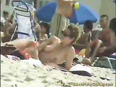 Девушки купаются и загорают на солнечном пляже в обнажённом виде