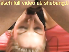 Девушка в чёрных гольфах ебалась с негром и получала сперму в рот