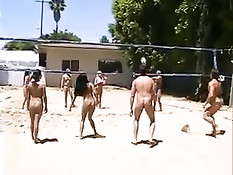 Девушки Nadia Hilton, Lanny Barbie и Alexis Silver трахались в бассейне