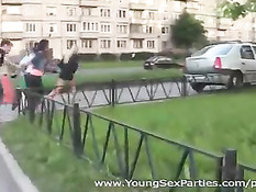 Питерские парни привели домой двух тёлок и устроили групповой трах