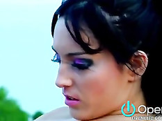 Две брюнетки лесбиянки с татуировками трахались на открытой крыше