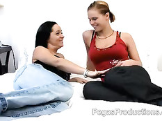 Девки с красивыми сиськами раздеваются в постели и ласкают грудь