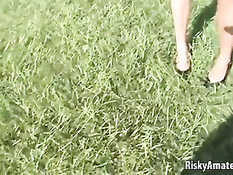 Девчонка с пирсингом в сосках и киске любит обнажаться на улицах