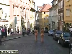 Юные красавицы Leonelle и Laura гуляют голышом по городским улицам