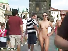 Юные красавицы Leonelle и Laura гуляют голышом по городским улицам