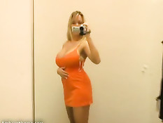 Сисястая девушка Amber Lynn Bach раздевается в раздевалке бутика