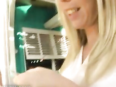 Сисястая девушка Amber Lynn Bach раздевается в раздевалке бутика