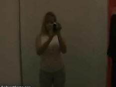 Сисястая девушка Amber Lynn Bach раздевается в раздевалке бутика