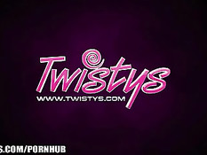 Девушка в бикини раздевается у бассейна и мастурбирует киску рукой