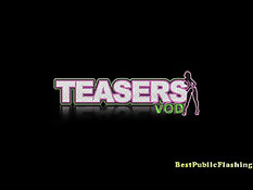 Молодая Elizabeth D любит обнажаться и мастурбировать на публике