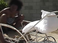 Чёрная девчонка летом трахается с негром во дворе на раскладушке