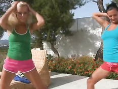 Сексуальные девчонки занимались фитнесом и сексом на вилле у дяди