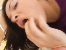 Брюнетка с красивой грудью сделала минет и залезла на член парня